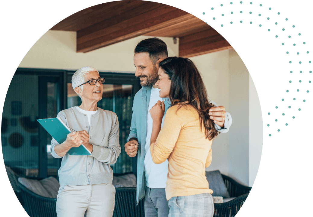 real estate agent working with a California couple after learning the steps to getting their real estate 许可证